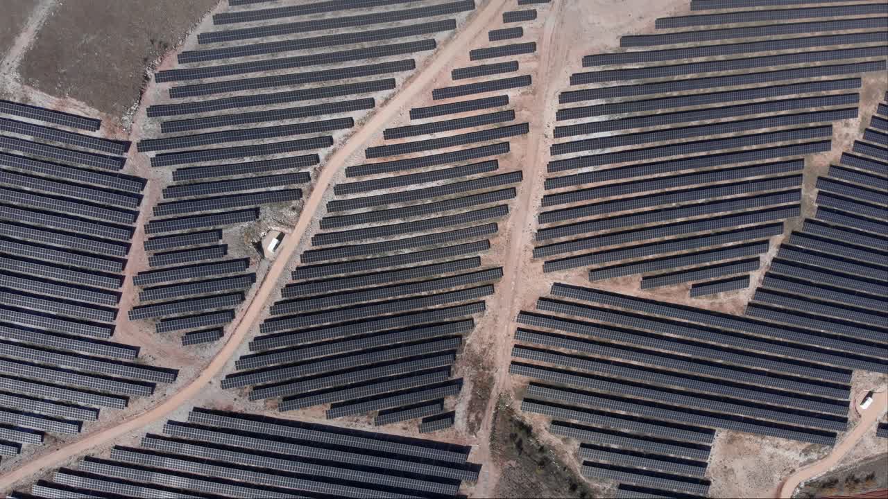 vista superior del avión no tripulado sobre el parque de energía solar fotovoltaica paneles de fila de la granja día soleado