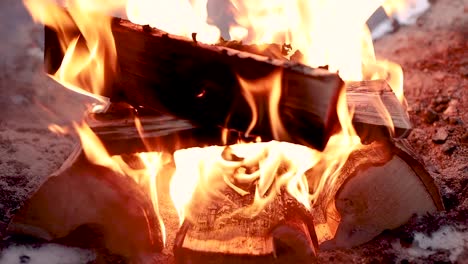 leños ardiendo en la chimenea lemmenlaakso en invierno en finlandia