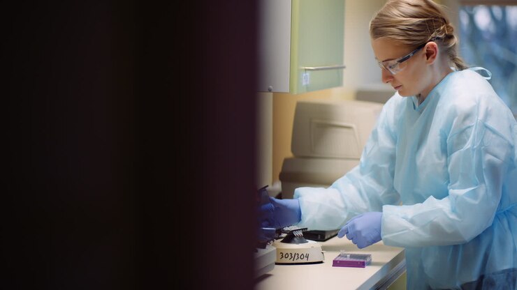 wissenschaftler, der in der labormikrobiologie arbeitet 4