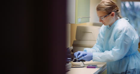 científico que trabaja en microbiología de laboratorio 4