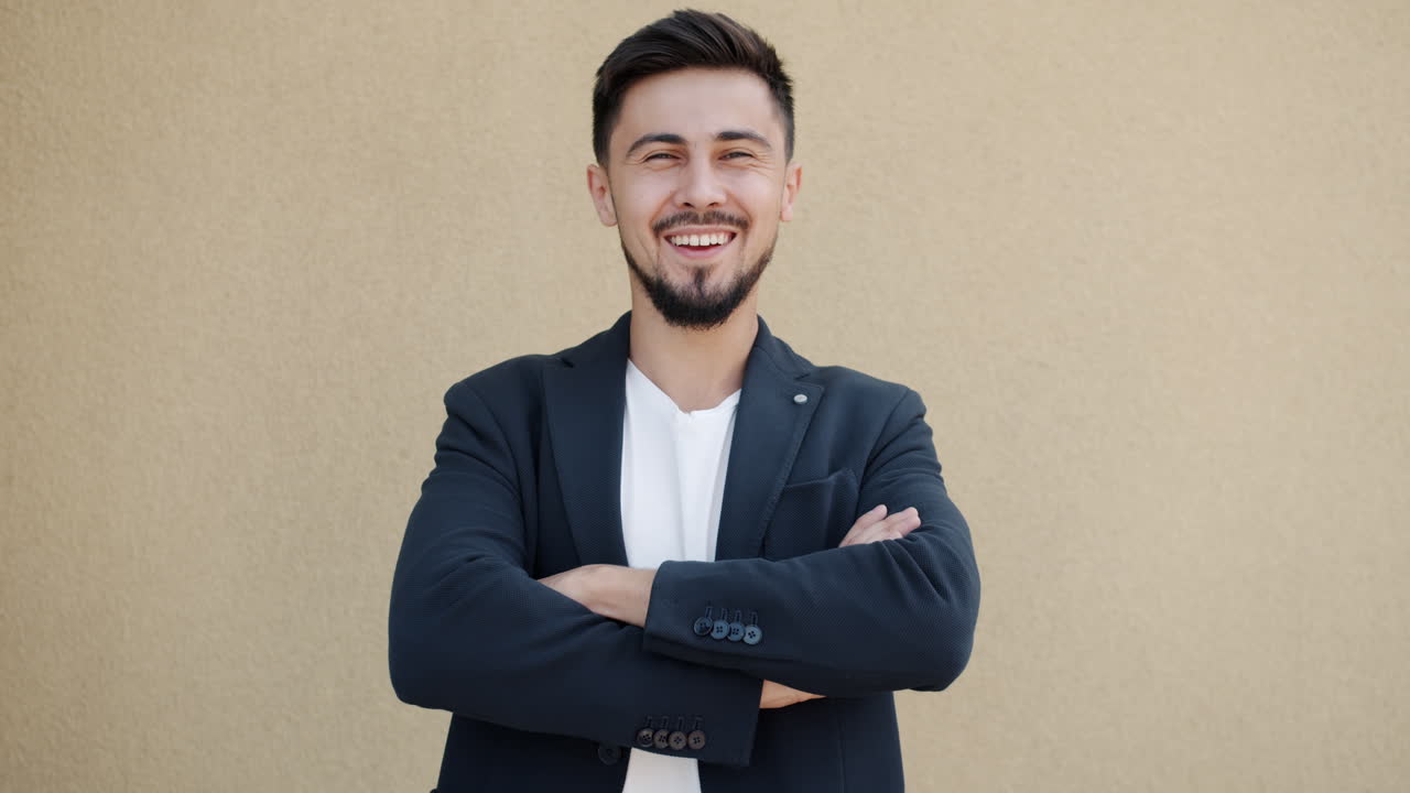 Retrato de hombre de negocios confiado