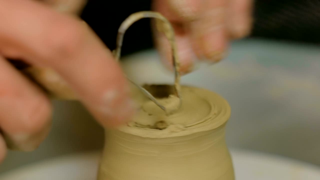 전문 도자기 도자기 작업실에서 특별한 도구로 도자기 조각 컵