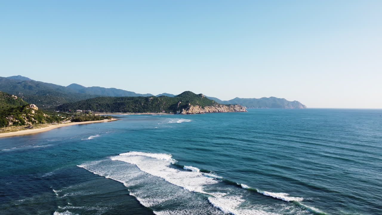 파라다이스 열대 해안의 조용한 파도, 베트남 라이, 공중 사진