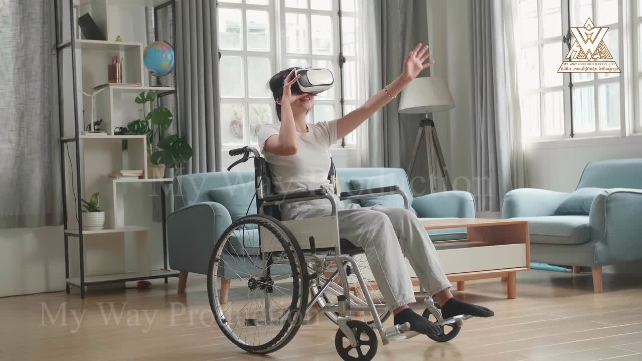 mujer en silla de ruedas, realizando actividades diarias