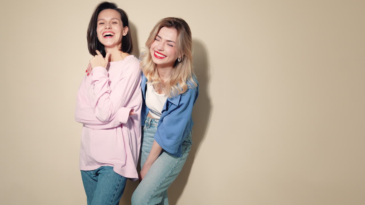 두 명의 여성이 웃고 있습니다.