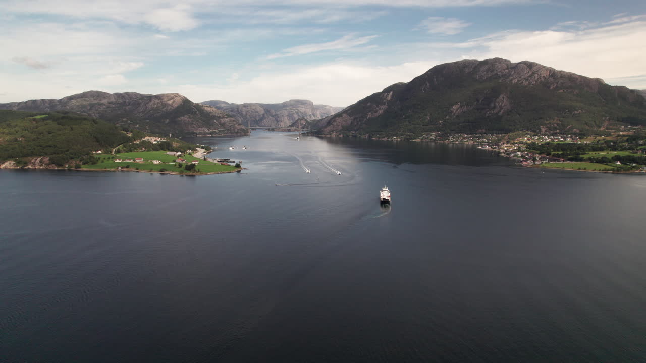 노르웨이 의 아름다운 피오르드 를 가로지르는 자동차 페리 의 슈퍼 와이드  ⁇ , 라우비카-오아네스, 스타반거 근처, 여름 의  ⁇ 빛 날