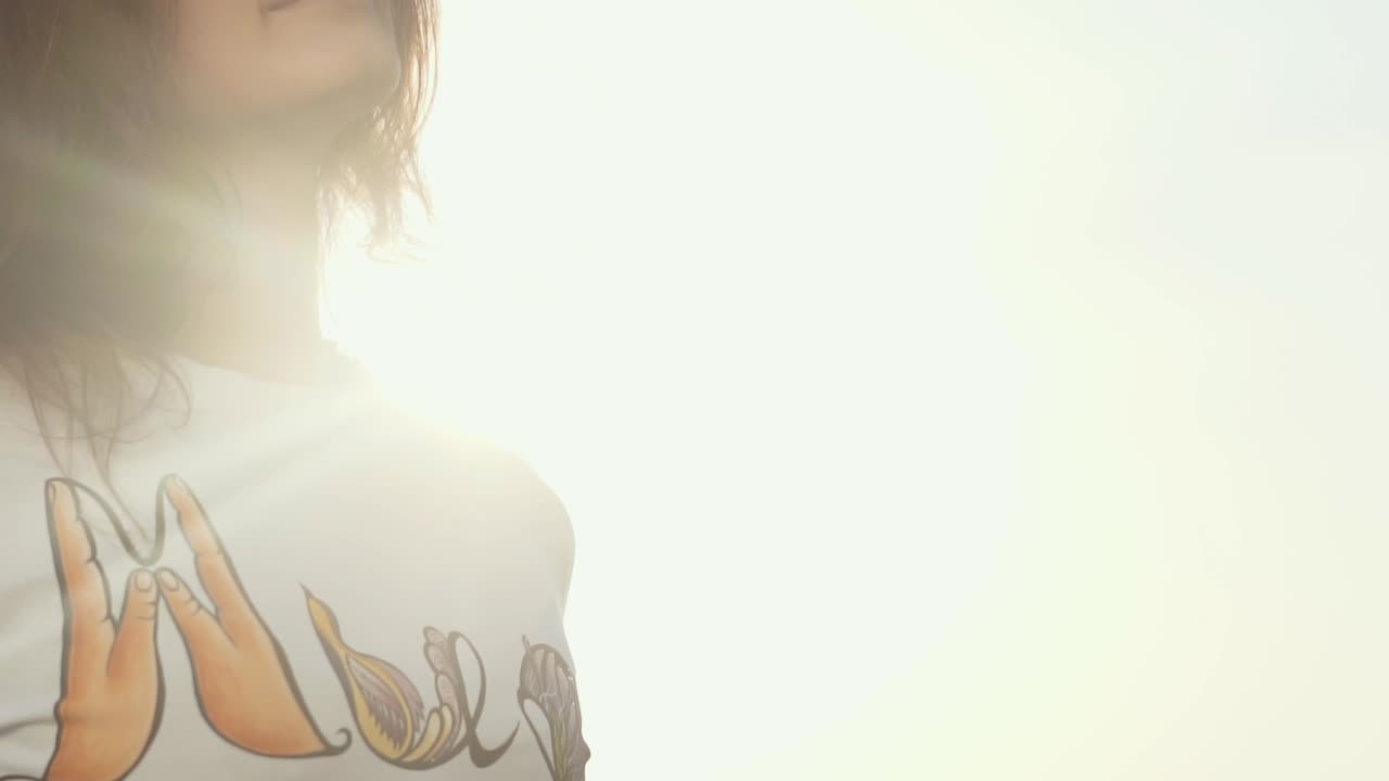 mujer a la luz del sol