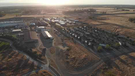 Vista-Aérea-Del-Campo-De-Golf-Accesible-Desde-El-Camping-Rv-Park-En-California