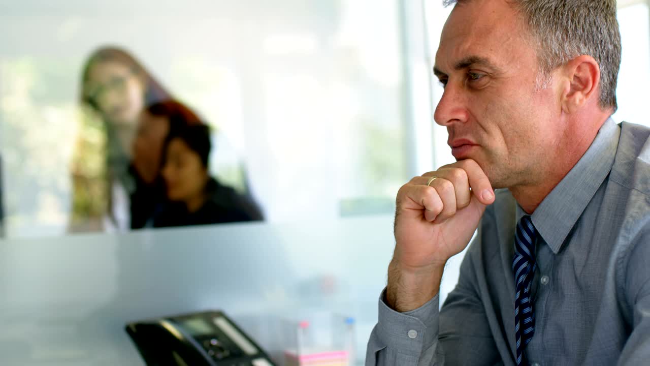 hombre de negocios trabajando en el escritorio 4k