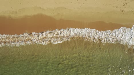 pequeñas olas salpicando en las playas de troya portugal