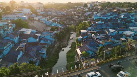 Puesta-De-Sol-Naranja-Brillando-En-La-Ciudad-Azul-De-Malang