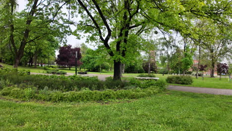 Rutsche-Bewegen-Im-Ungarn-Park-Frühling