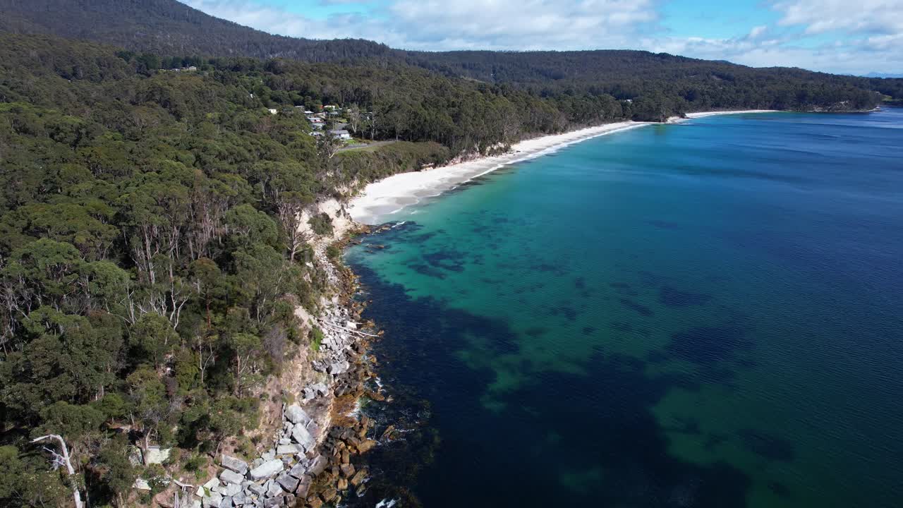 Turkisblåt havlandskab, Adventure Bay Beach i Tasmanien, Australien - Drone Pullback