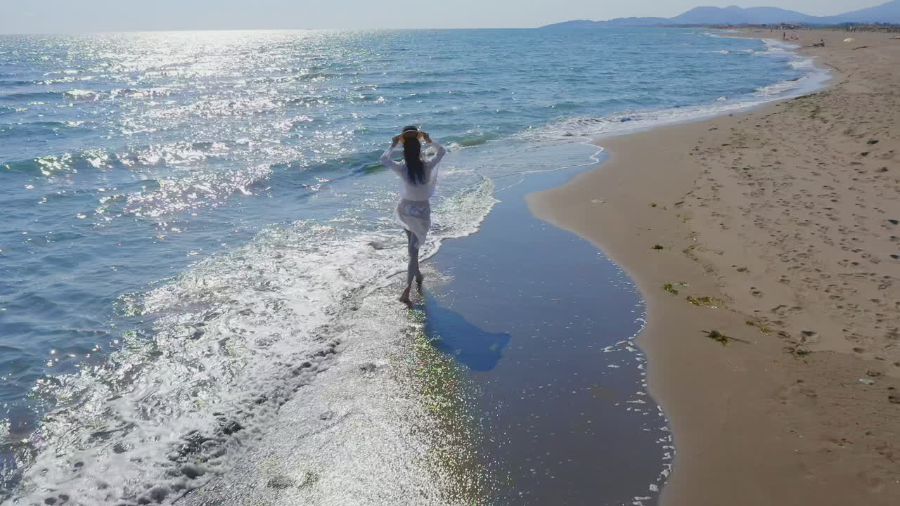 해변에 산책하는 여자