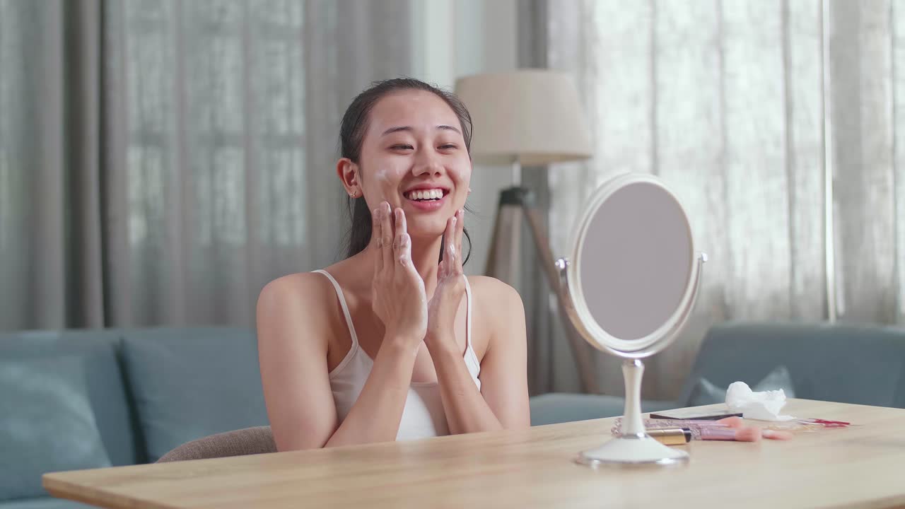 얼굴 기 를 하는 여자