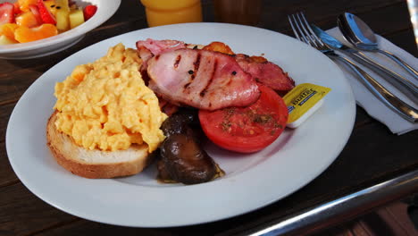 delicioso desayuno inglés en un plato en el hotel