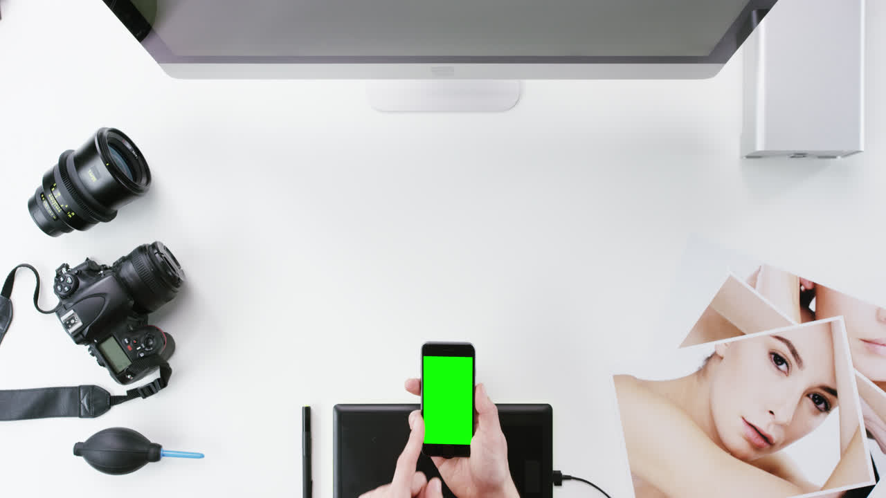 탑 뷰 사진작가 그래픽 디자이너 손 위에서 책상에서 일하는 - 빨간 서사시 드래곤