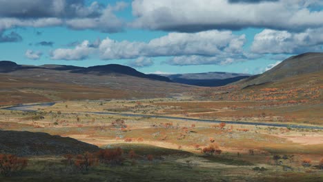 Stürmische-Wolken-Ziehen-über-Dem-Tundratal-Vorbei-Und-Werfen-Dunkle-Schatten