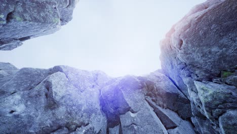 luz del sol dentro de una cueva misteriosa
