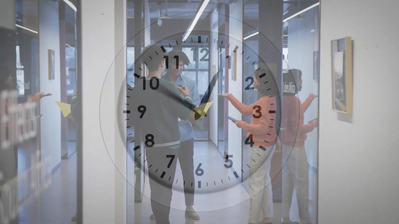 Sovrapposizione di orologio animato su persone d'affari che discutono in un ufficio moderno