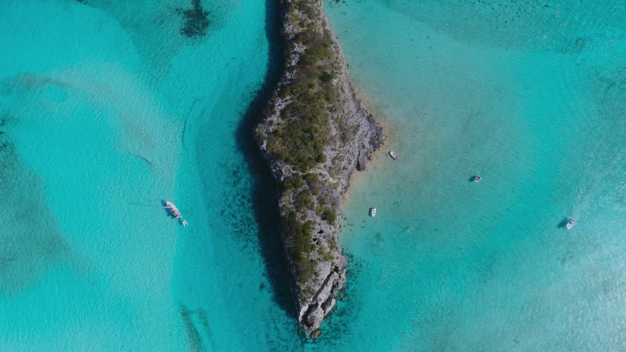 바하마의 외 ⁇  케이와 선박과 크리스탈 물의 항공기 위에서 아래로의 드론 뷰