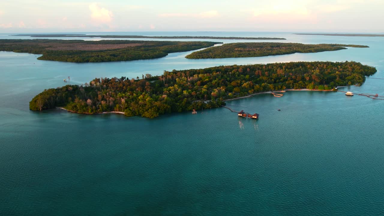 impressionante paisagem aérea marítima com água turquesa e mangueiras ao nascer do sol na ilha de leebong, em belitung, na indonésia