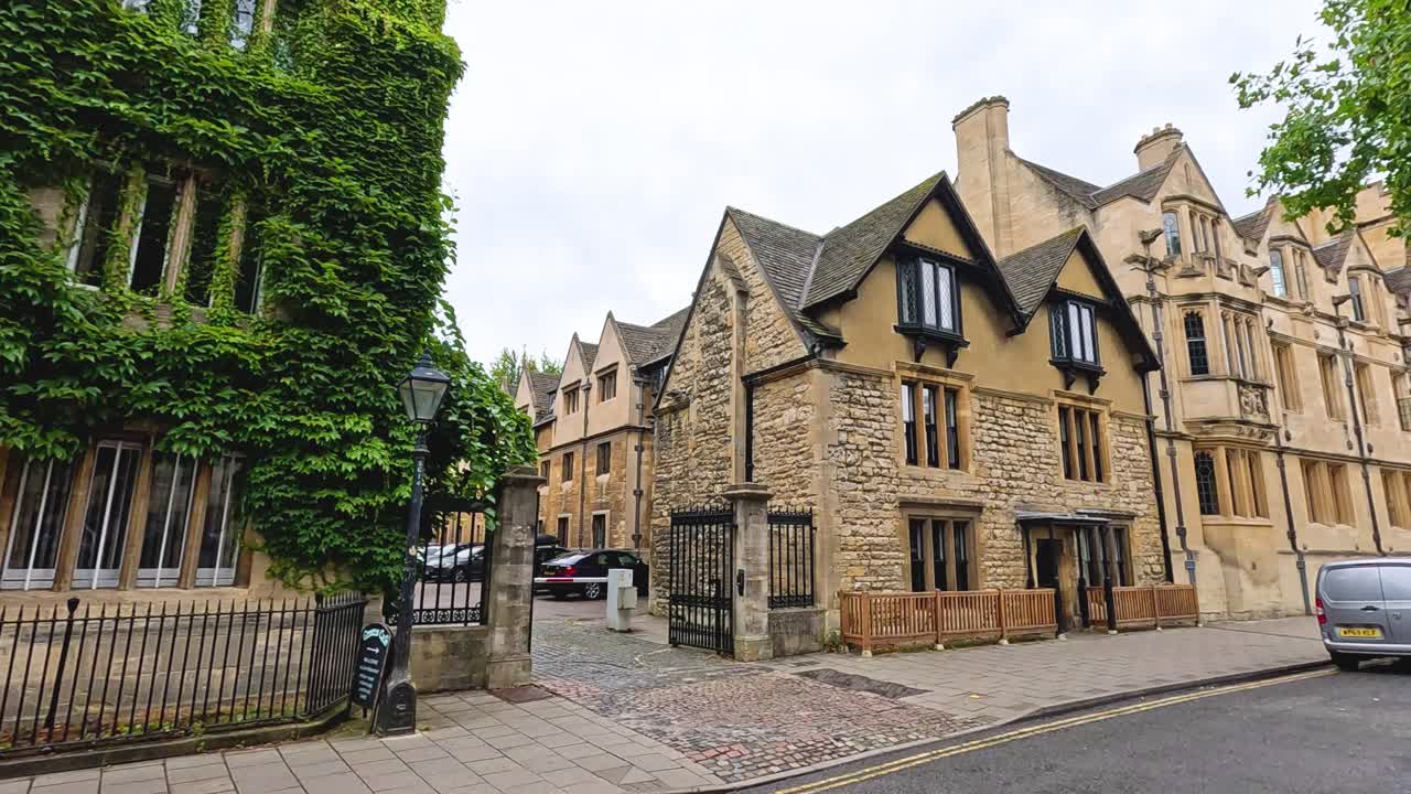 역사적인 옥스퍼드 스트리트의 보행자와 차량