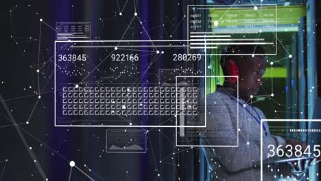 Animación-Del-Procesamiento-De-Datos-Sobre-Un-Ingeniero-Afroamericano-Usando-Una-Computadora-Portátil-En-La-Sala-De-Servidores