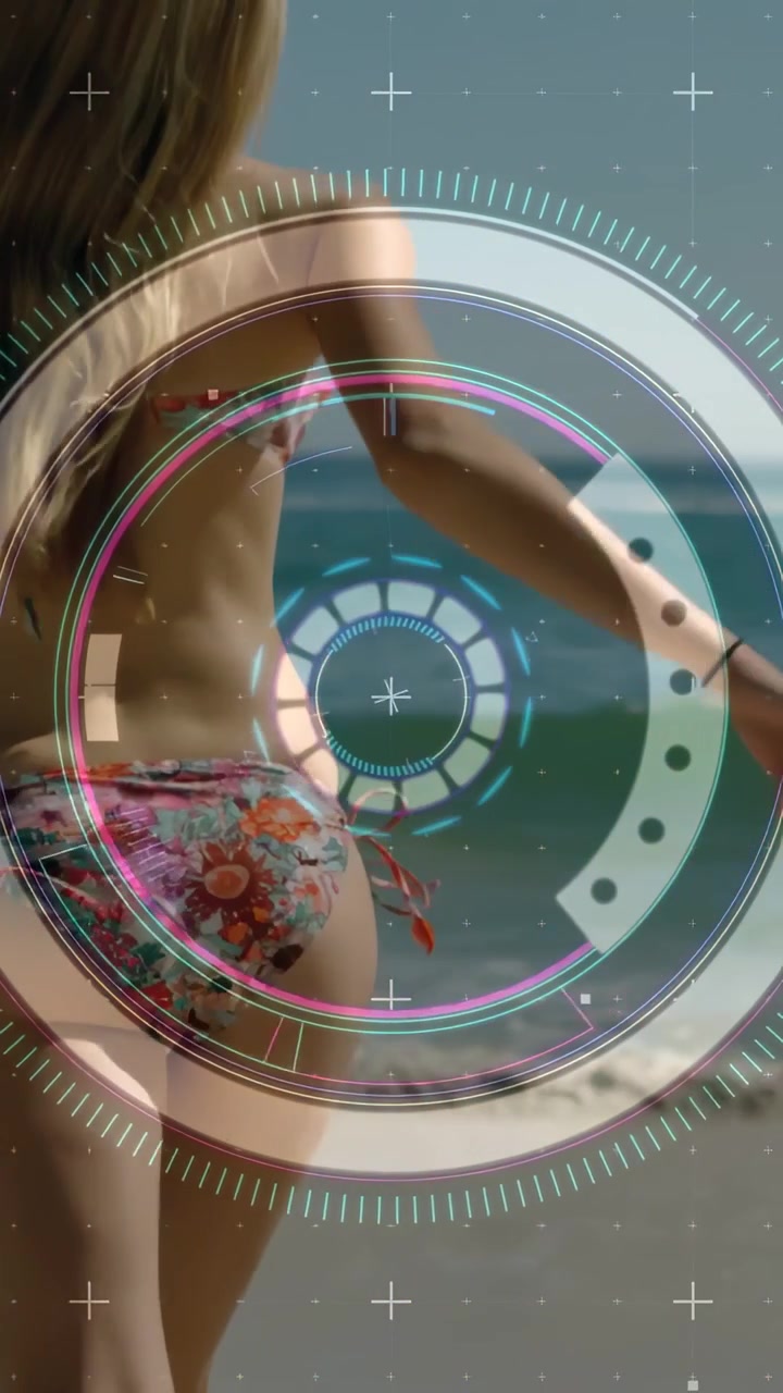 Vídeo vertical: Mulher correndo em direção ao mar, HUD rastreando biquíni floral via tecnologia de RA