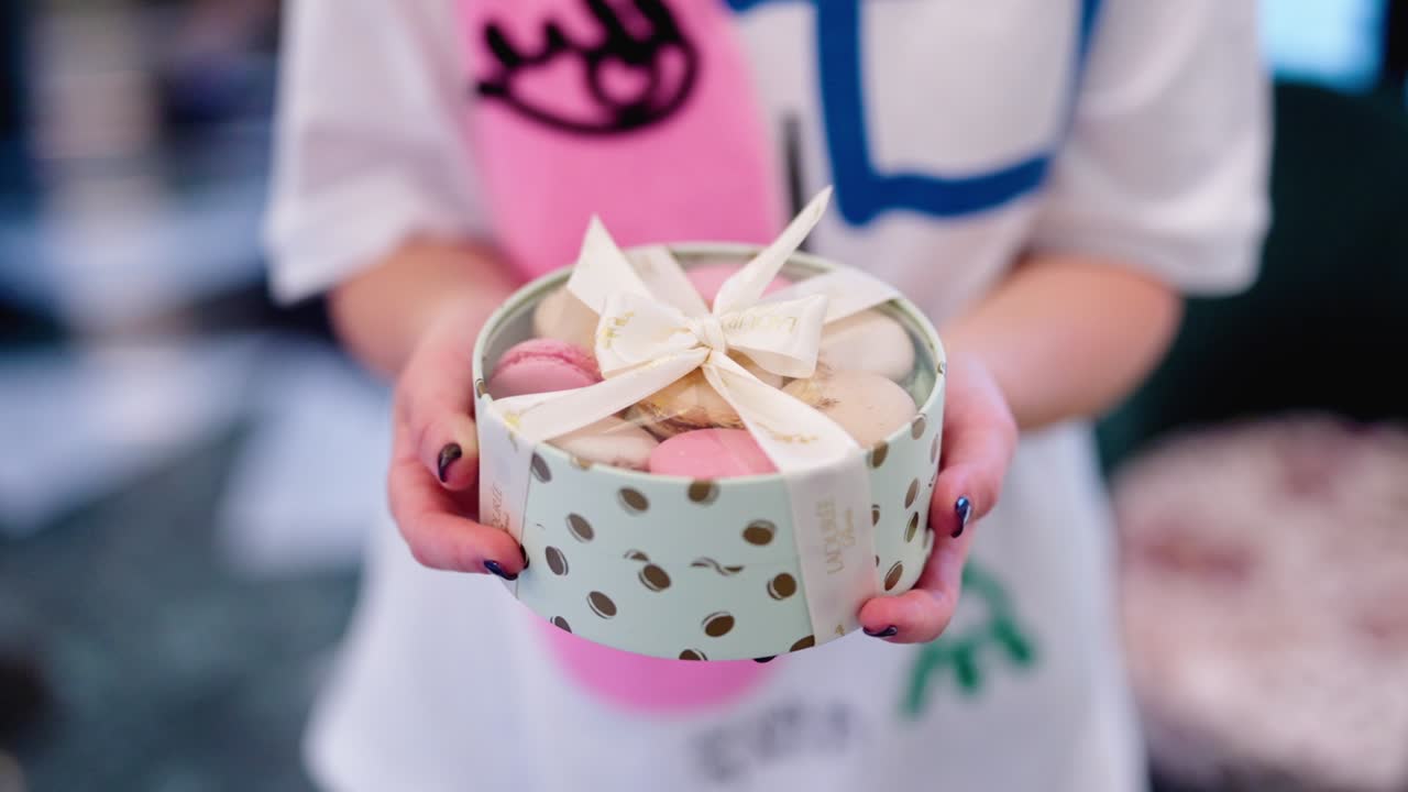 음식 선물을 제공하는 여성