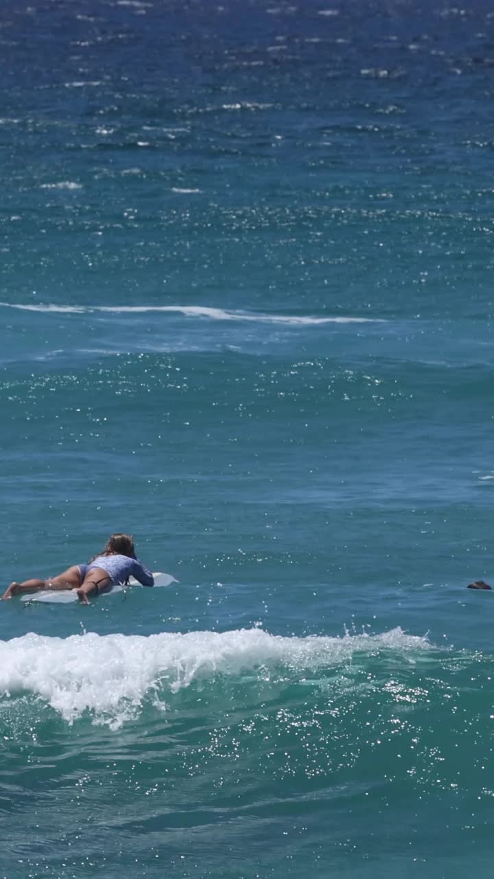 secuencia de un surfista atrapando y montando una ola