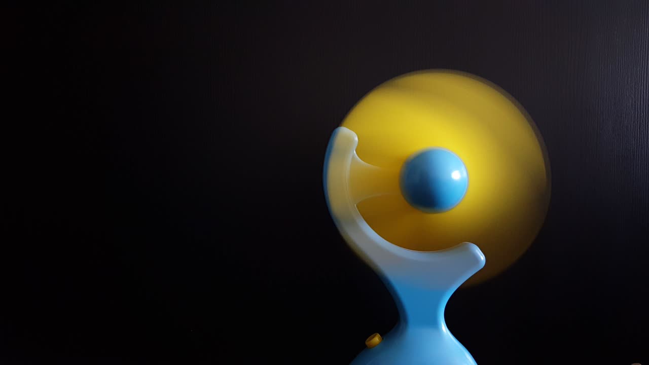 검은색 배경 에 있는 미니 플라스틱 환기기 를 켜고 끄는 사람