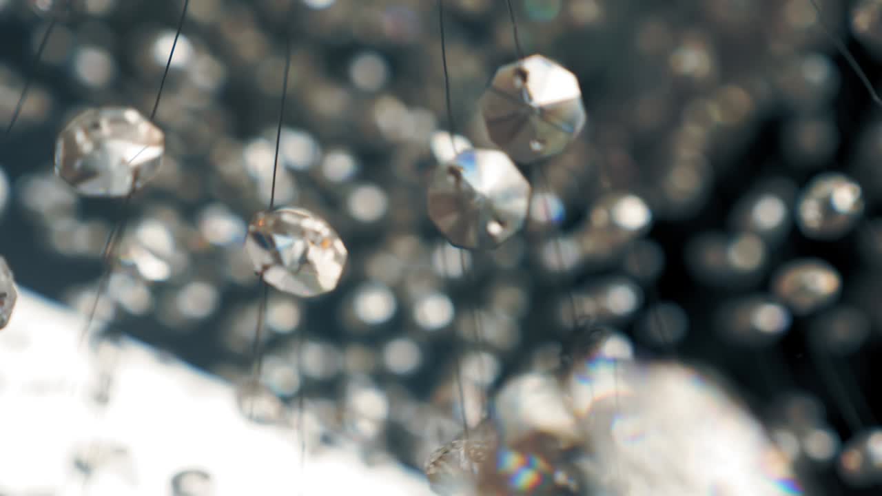 크리스탈 들리어, 반이는 크리스탈, 현대 크리스탈 장식, 클로즈업, 크리스탈 공을 매달고, 빈티지 크리스탈 램프 세부 사항, 다이아몬드, 귀한 돌, 조명