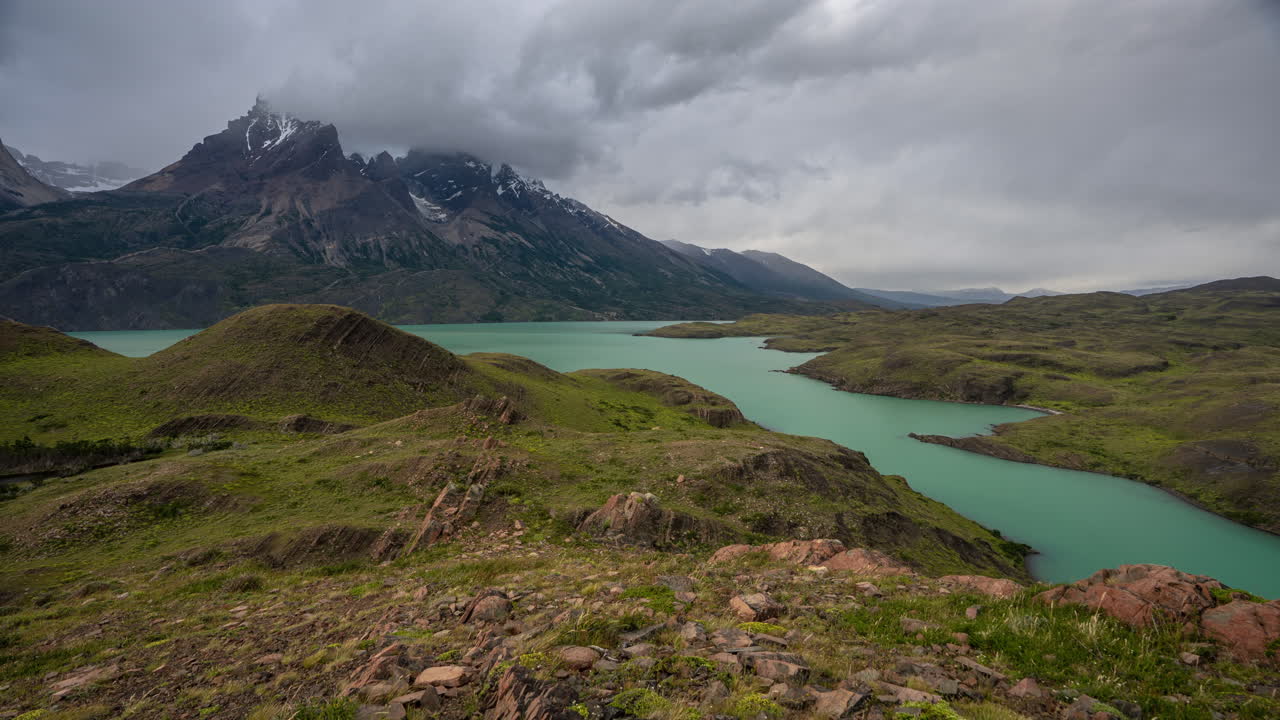 Time-lapse e hiperlapso de un paisaje de la Patagonia bajo la cordillera de los Andes, Parque Nacional Torres del Paine, Chile
