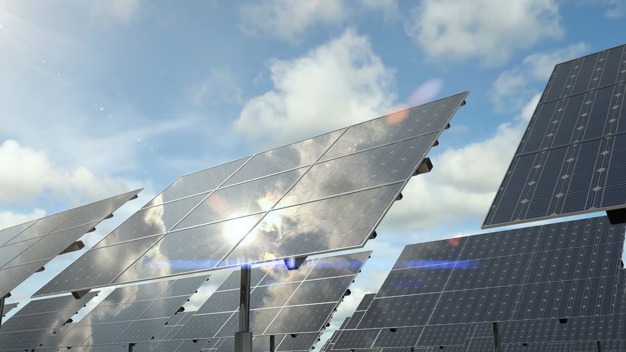 paneles solares instalados en la granja solar y producen electricidad verde alternativa