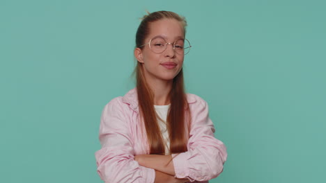 chica mostrando la lengua haciendo caras en la cámara, haciendo tonterías, bromeando, imitando con cara tonta, burlándose