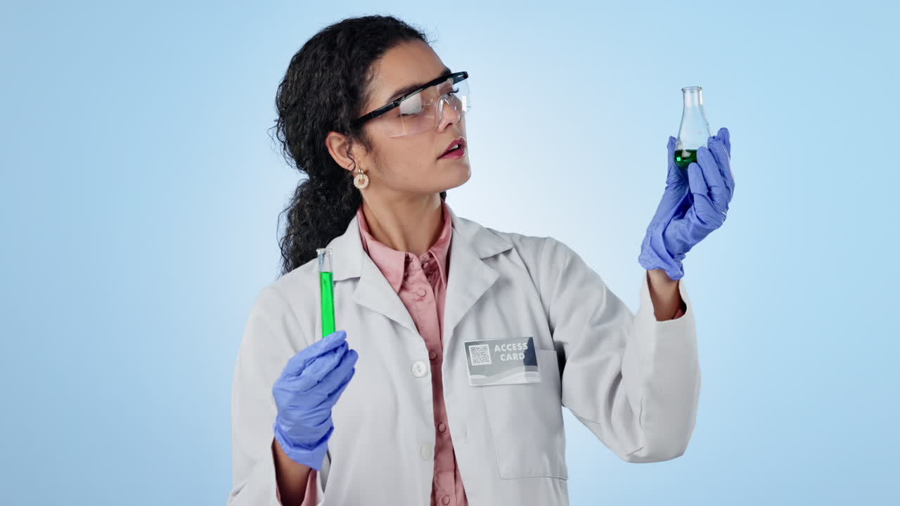 química, mujer e investigadora con la vacuna