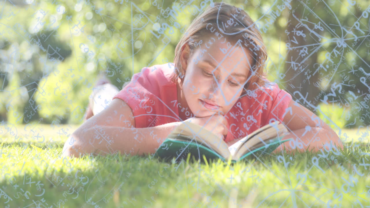 las ecuaciones matemáticas vuelan sobre la chica leyendo en la hierba, simbolizando la educación universitaria.