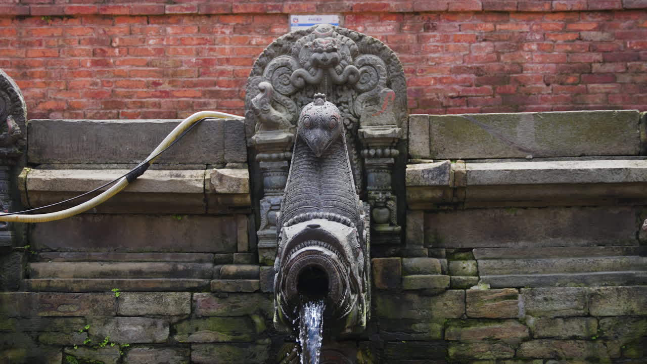 grifo de agua tradicional tallado en piedra en la plaza de patan durbar, sitio del patrimonio mundial de la unesco en nepal