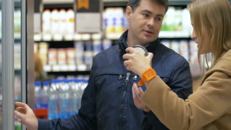 Young-couple-arguing-on-taking-ice-cream-in-the-store