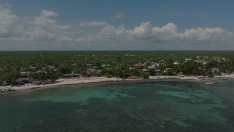 la playa de guayacanes y el paisaje circundante, san pedro de macoris en la república dominicana