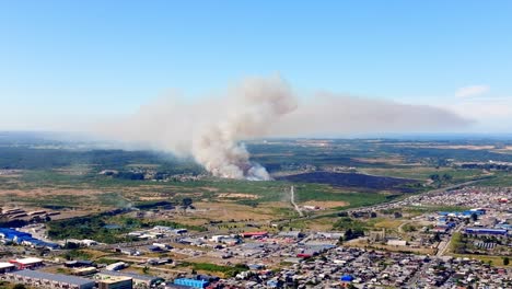 vista aérea de incendios forestales distantes en la ciudad chilena de puerto montt con grandes columnas de humo que se elevan en el aire