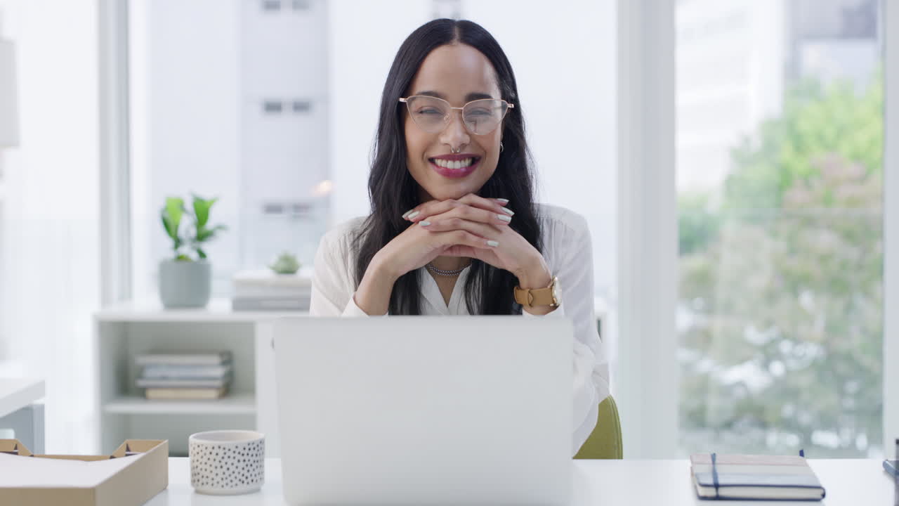 노트북에서 일하는 여자