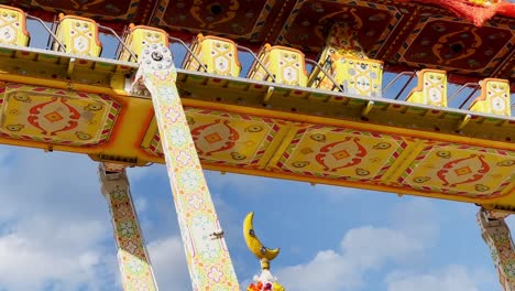 carrusel de alfombras voladoras en el recinto ferial moviéndose con un niño a bordo