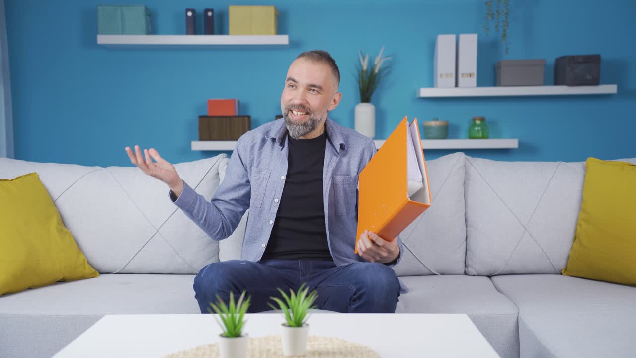 divertido trabajador de oficina en casa cerrando el archivo y regocijándose.