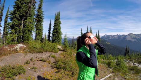 Mujer-Usando-Gafas-De-Eclipse-Solar-4k