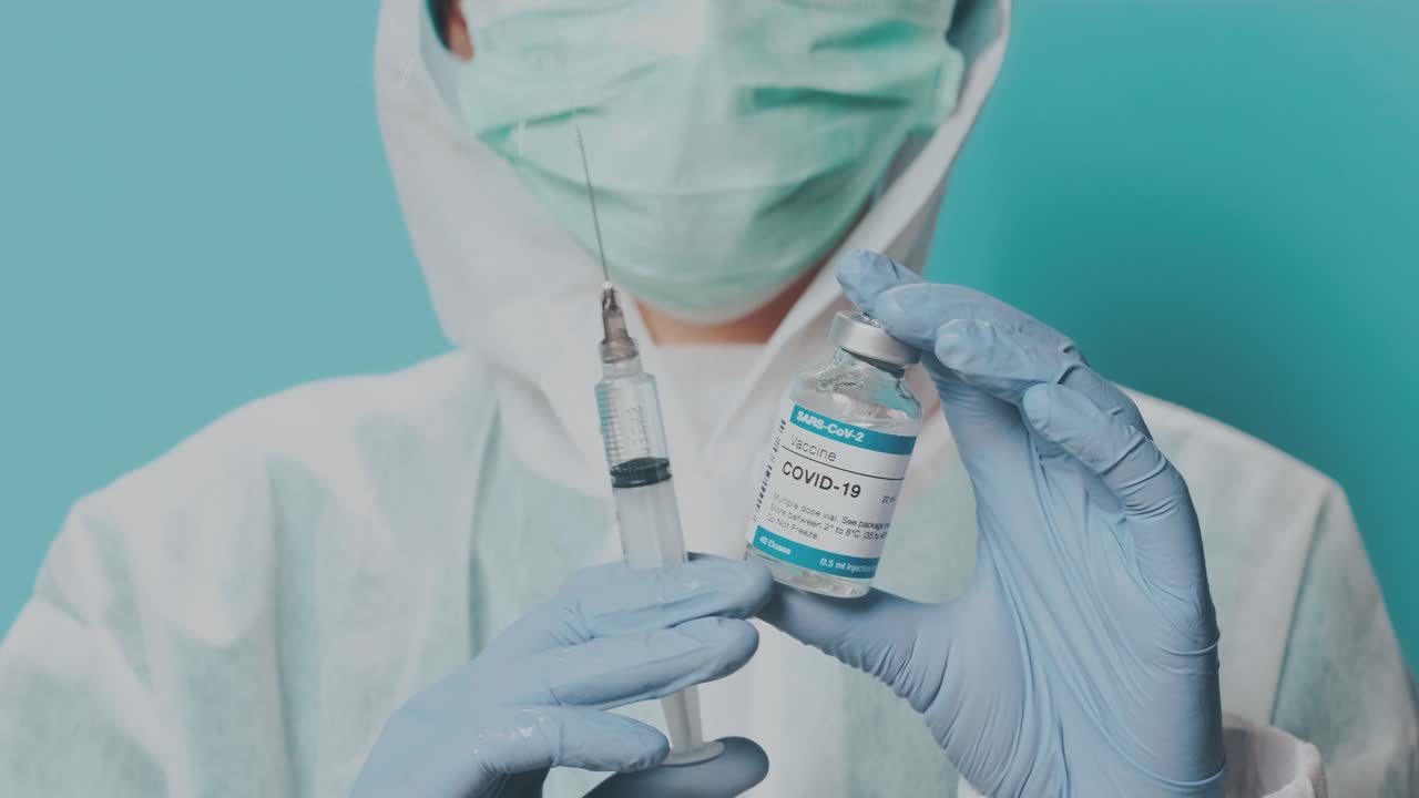Médico preparándose para ensayos clínicos de inyección en humanos para la vacunación contra el COVID-19