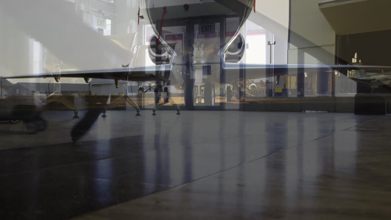 공항에서 걸어다니는 승객의 낮은 부분에 대한 비행기