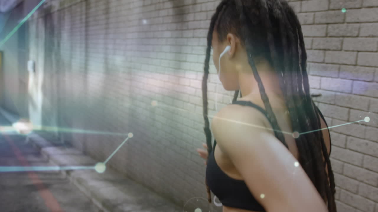 길거리에서 달리는 아프리카계 미국인 여성에 대한 연결망이 빛나고 있습니다.