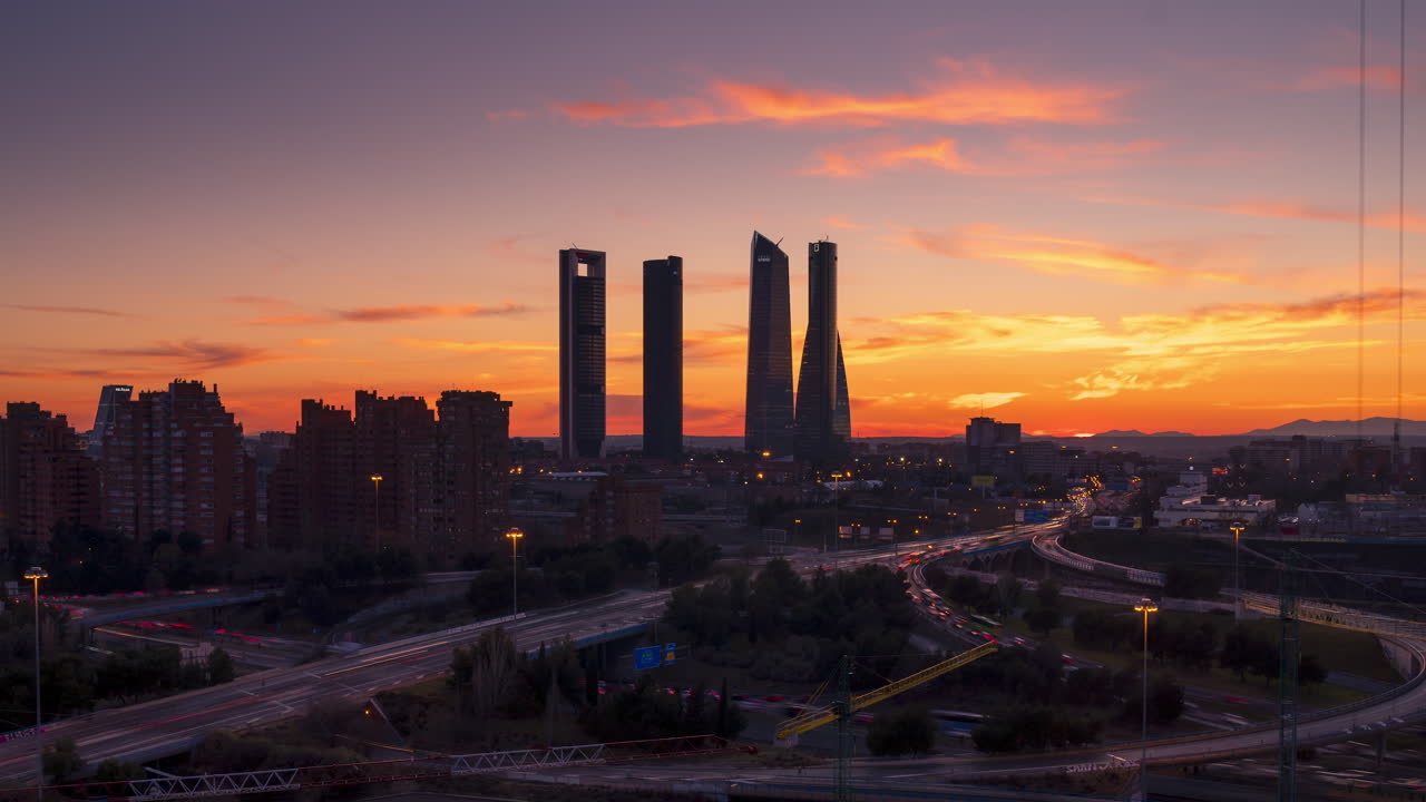 Timelapse del tramonto con le 4 torri di Madrid come soggetto principale